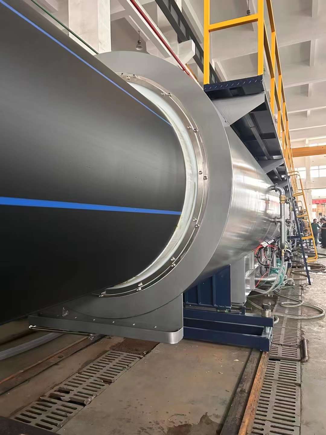 새로운 PE1600(SDR13.6) 압출 생산 라인이 성공적으로 완료되어 배송을 기다리고 있습니다!